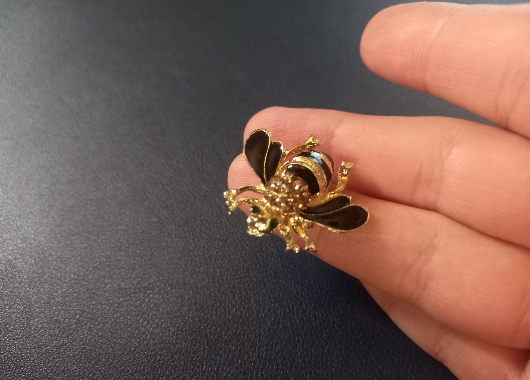 Broschen & Nadeln: 5x Brosche Biene aus Strass - Broche abeille en strass – Neu und originalverpackt aus Bussigny von NATURALO 2