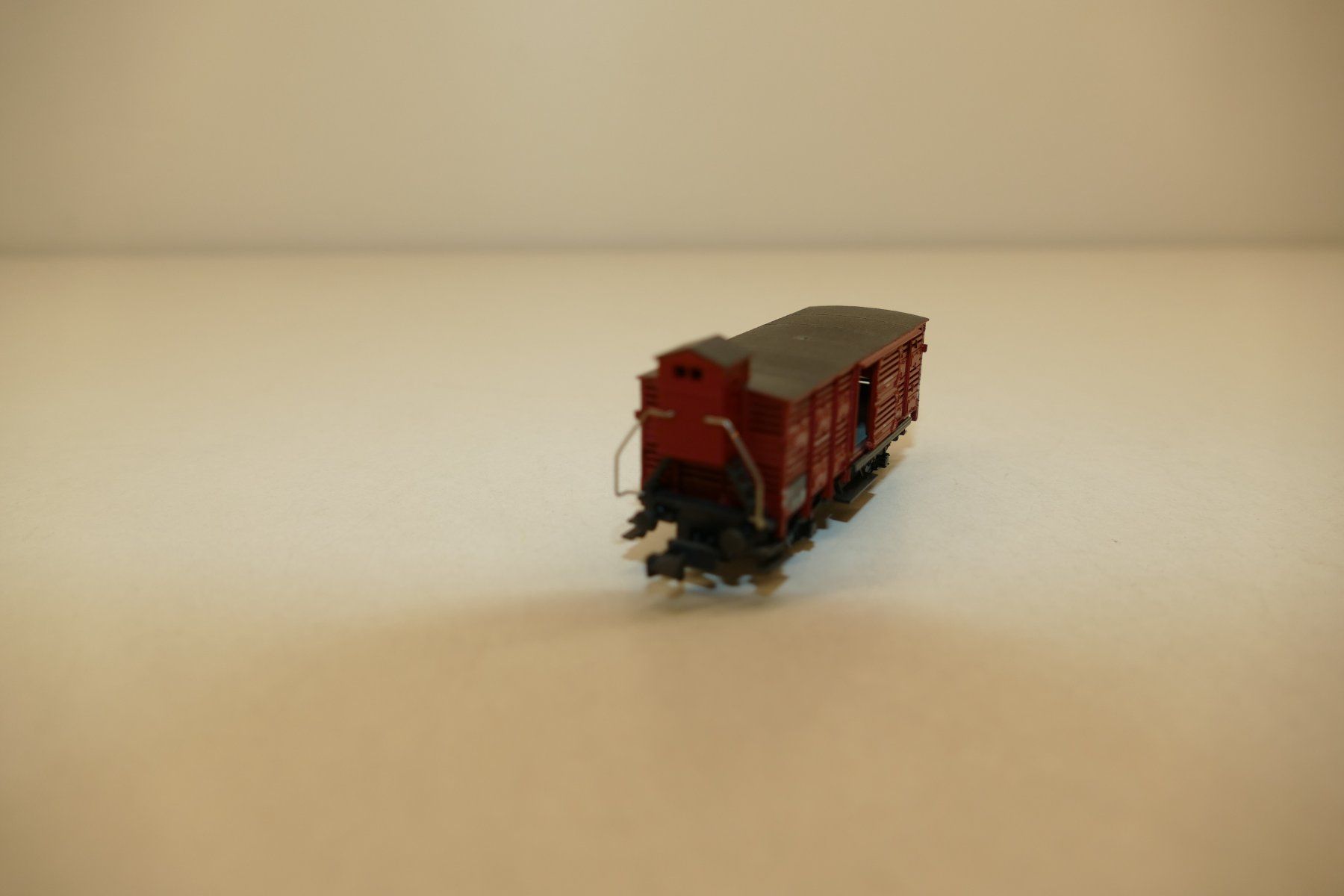 Fleischmann Modellini di ferrovie: Fleischmann N: DB Güterwagen mit Bremshaus – Nuovo (secondo la descrizione) da Niederhasli venduto da rail-duerst 1