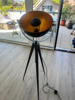Schicke Stehlampe im Industrial Design, Schwarz/Gold
