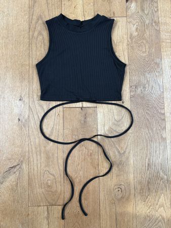 Schickes, kurzes, schwarzes Sommer Top mit Bändern, Grösse S