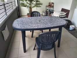 Gartentisch mit 2 Stuehlen  Kunststoff blau guter Zustand