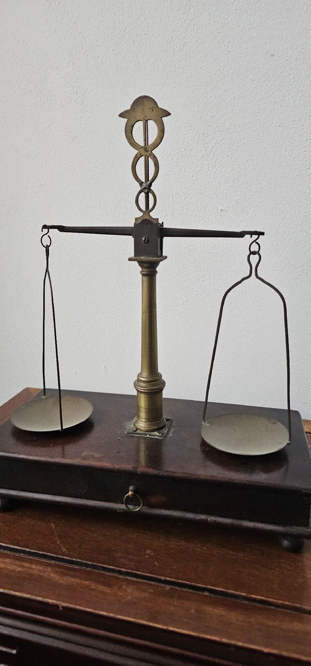 Balances et poids: Alte Pharmazie Balance – D'occasion à Losone par del_yh97 1