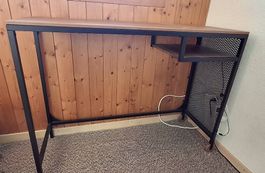 Schreibtisch, Sideboard und Stuhl aus Ikea's Fjällbo Linie