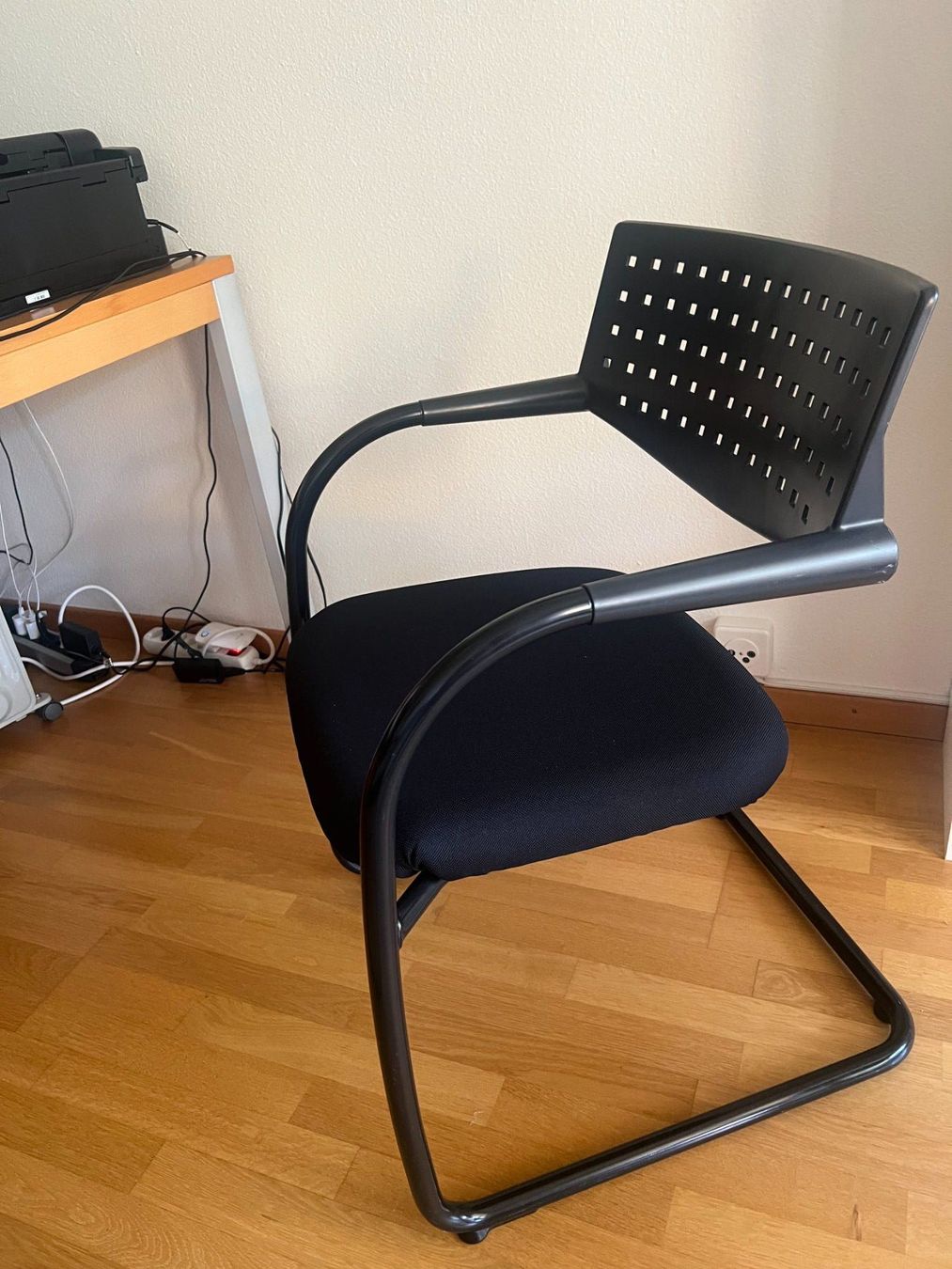 Vitra Stühle: 4 originale Vitra vis à vis Freischwinger Stühle – Gebraucht aus Zürich von delize 4