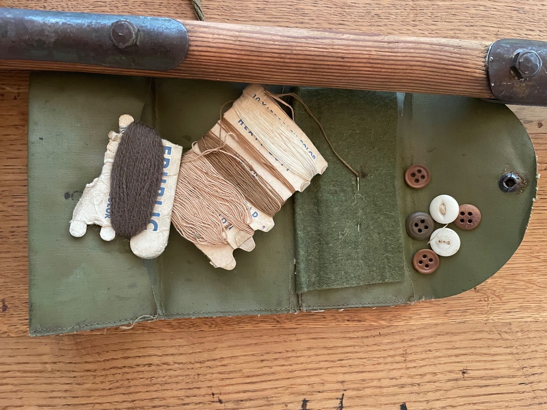 US Army Uniformi: U.S. Army Original WW2 2x sewing kit – Usato da Oberbütschel venduto da Woodie2005 3