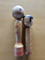 Zwei japanische Kokeshi Puppen aus Holz bemaltes Set