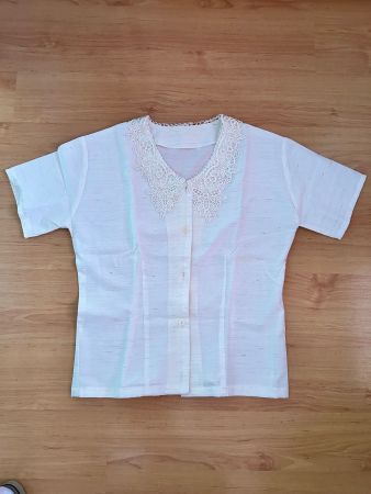 Weisse Bluse mit Spitzenkragen Grösse S