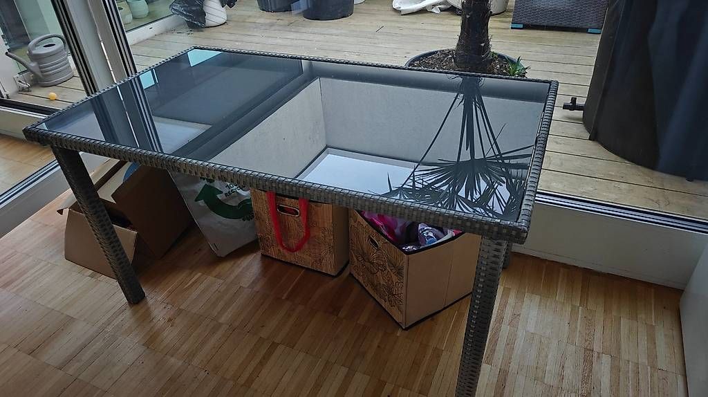 Tische: Gartentisch aus Polyrattan mit Glasplatte – Gebraucht aus Solothurn von bor_k2fm 1