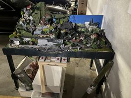 Maquette ferroviaire - trains, paysage montagneux avec pont