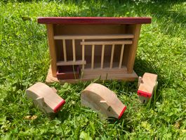 Schweinestall aus Holz mit drei Säuli