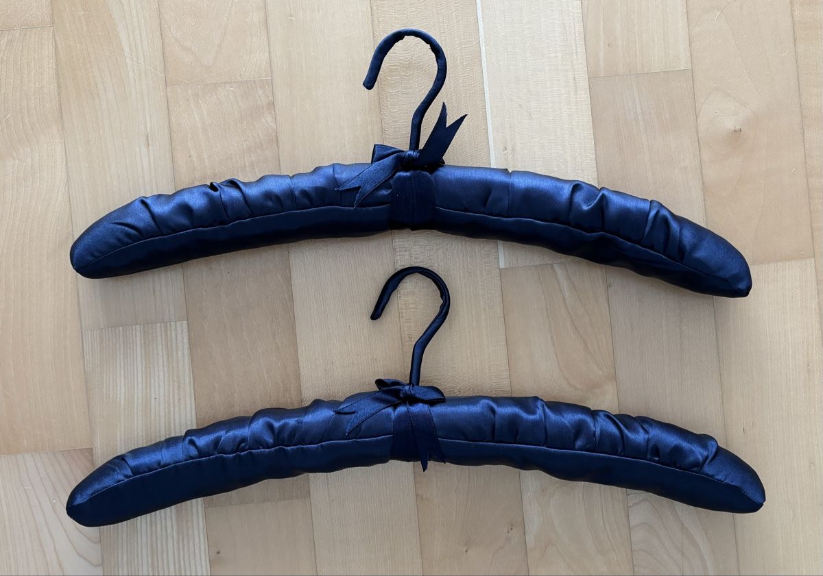 Appendiabiti: 2x Satin Kleiderbügel – Nuovo (secondo la descrizione) da Winterberg ZH venduto da vanilleinspiration