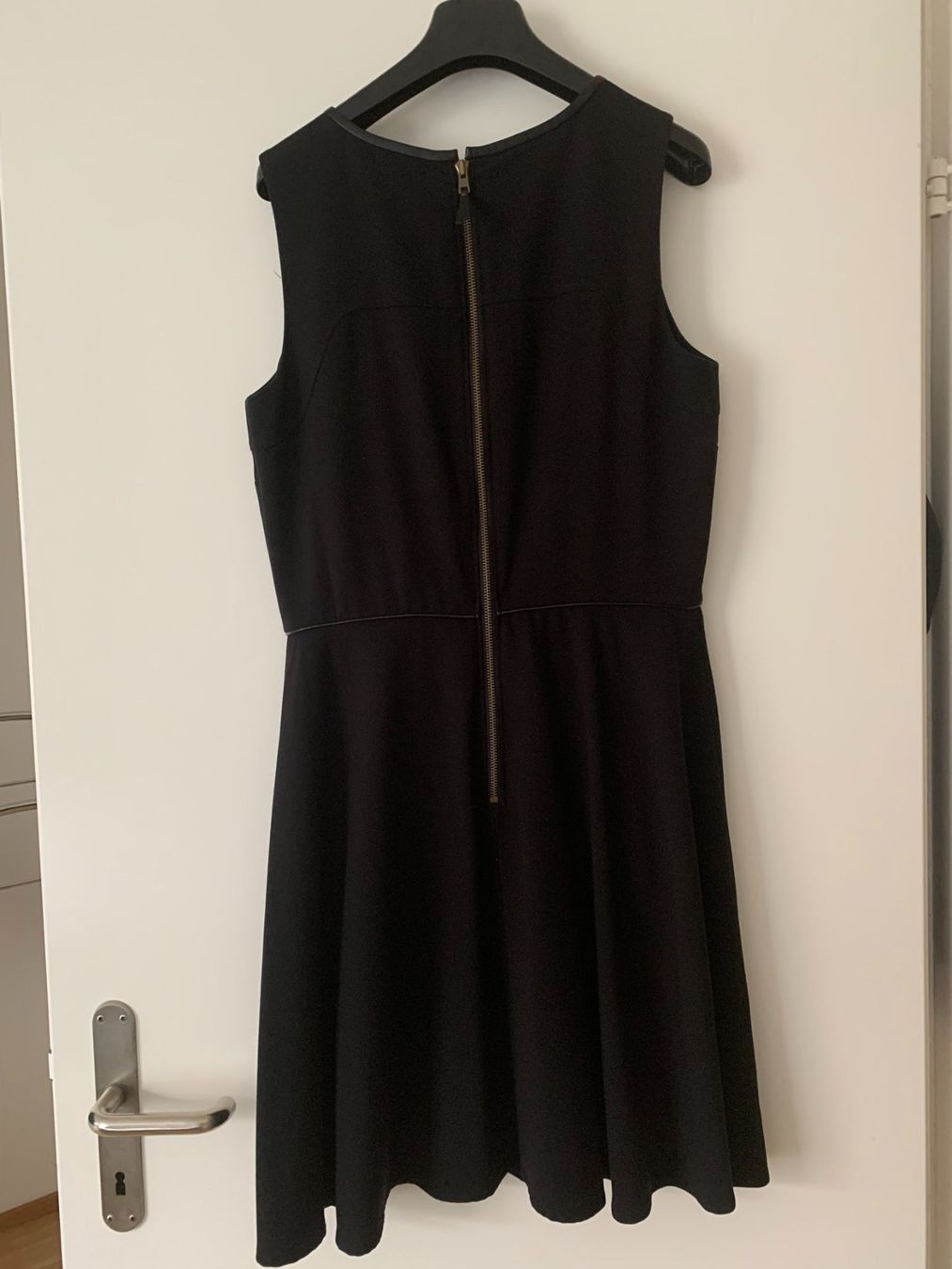 Kleider: Schwarzes Kleid Grösse 8 - Marke Loft – Gebraucht aus Dänikon ZH von Smiline 1