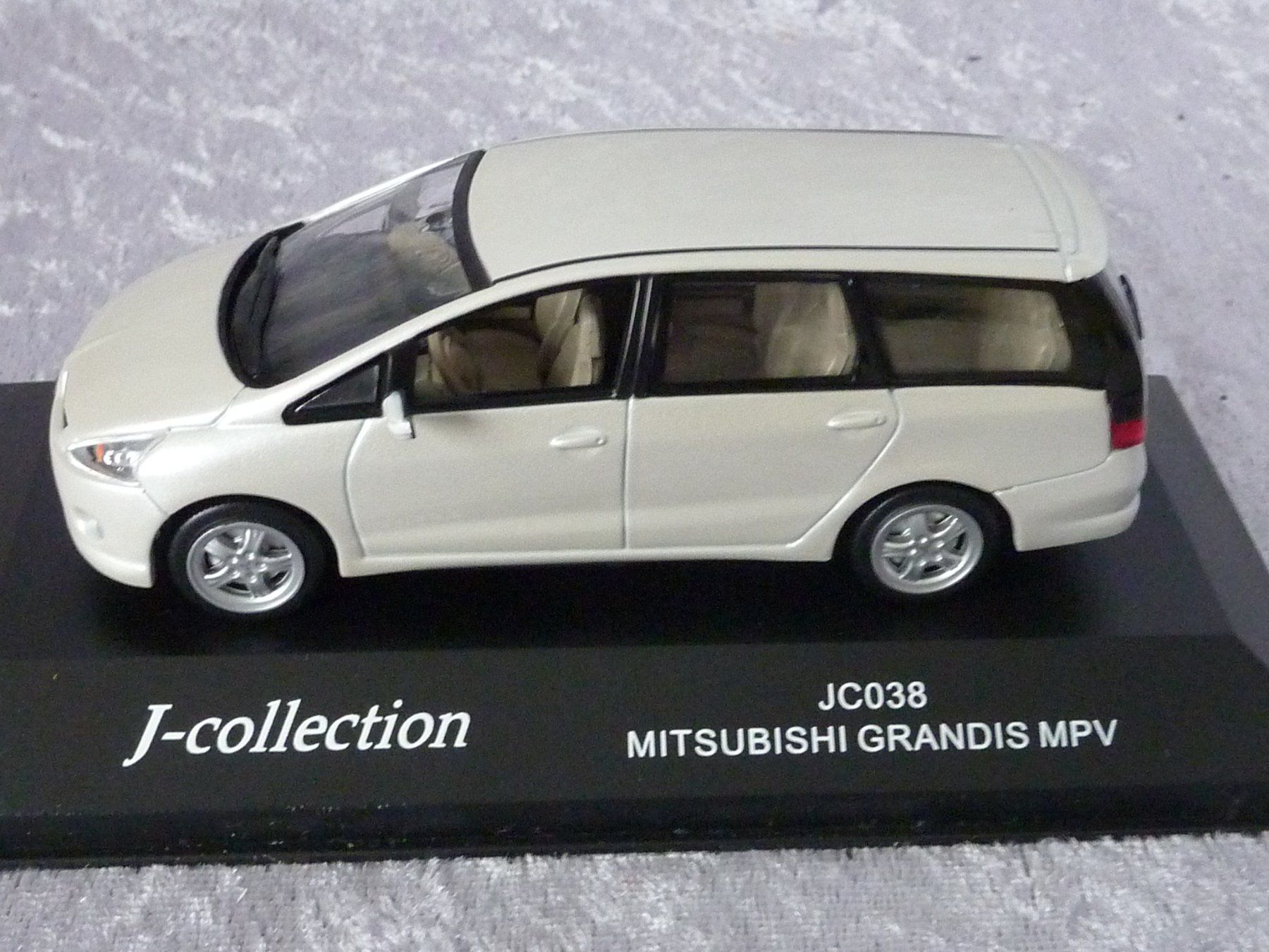 Mitsubishi Modellini d'auto: Mitsubishi Grandis MPV  1:43 – Nuovo e nell'imballaggio originale da Dürrenäsch venduto da modellautos4you 3