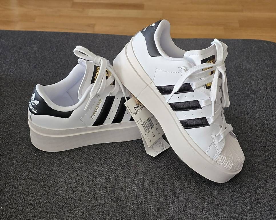 Damenschuhe: Neue Adidas Schuhe 36 2/3 – Gebraucht aus Münchenbuchsee von Arasy13 3