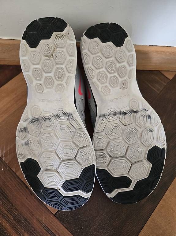Chaussures femmes: Nike Sportschuhe Gr. 41  – D'occasion à Uster par cha_xv85 2