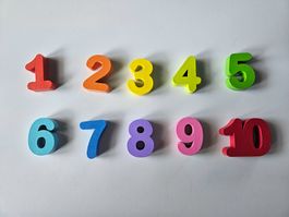 10 chiffres en bois colorés pour jouer, bricoler - h 3.5 cm