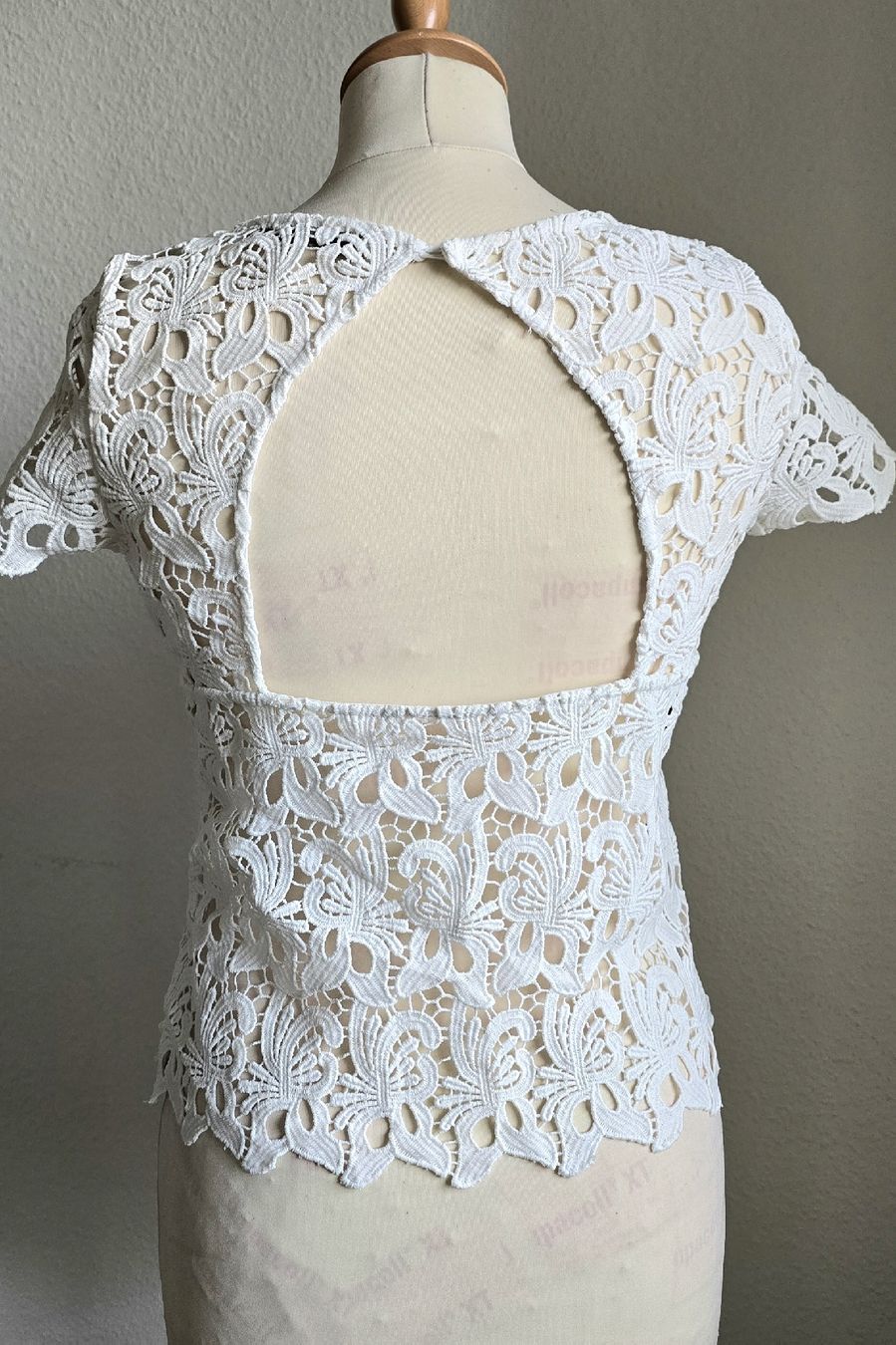 Zara Top: Top en dentelle blanche Taille S – Usato da Genève venduto da Saleena 1