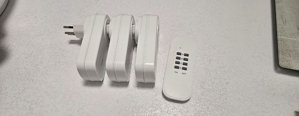 6 prises télécom. power remote avec 2 télécommandes. (D'occasion) à ...