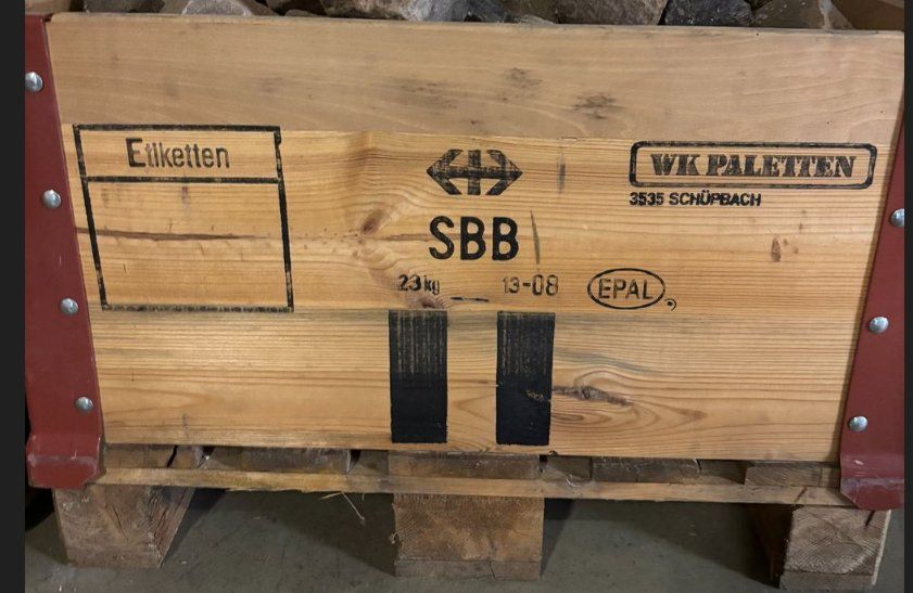 Paletten: Robuste SBB-Palette mit Rahmen – Gebraucht aus Lauerz von oberwilbeizug