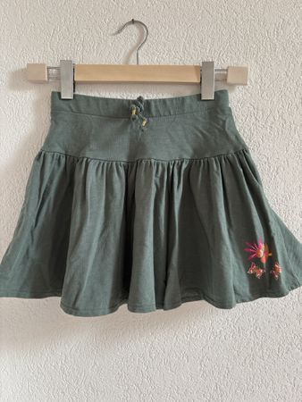 Jupe C&A verte taille 10 ans avec broderie papillons