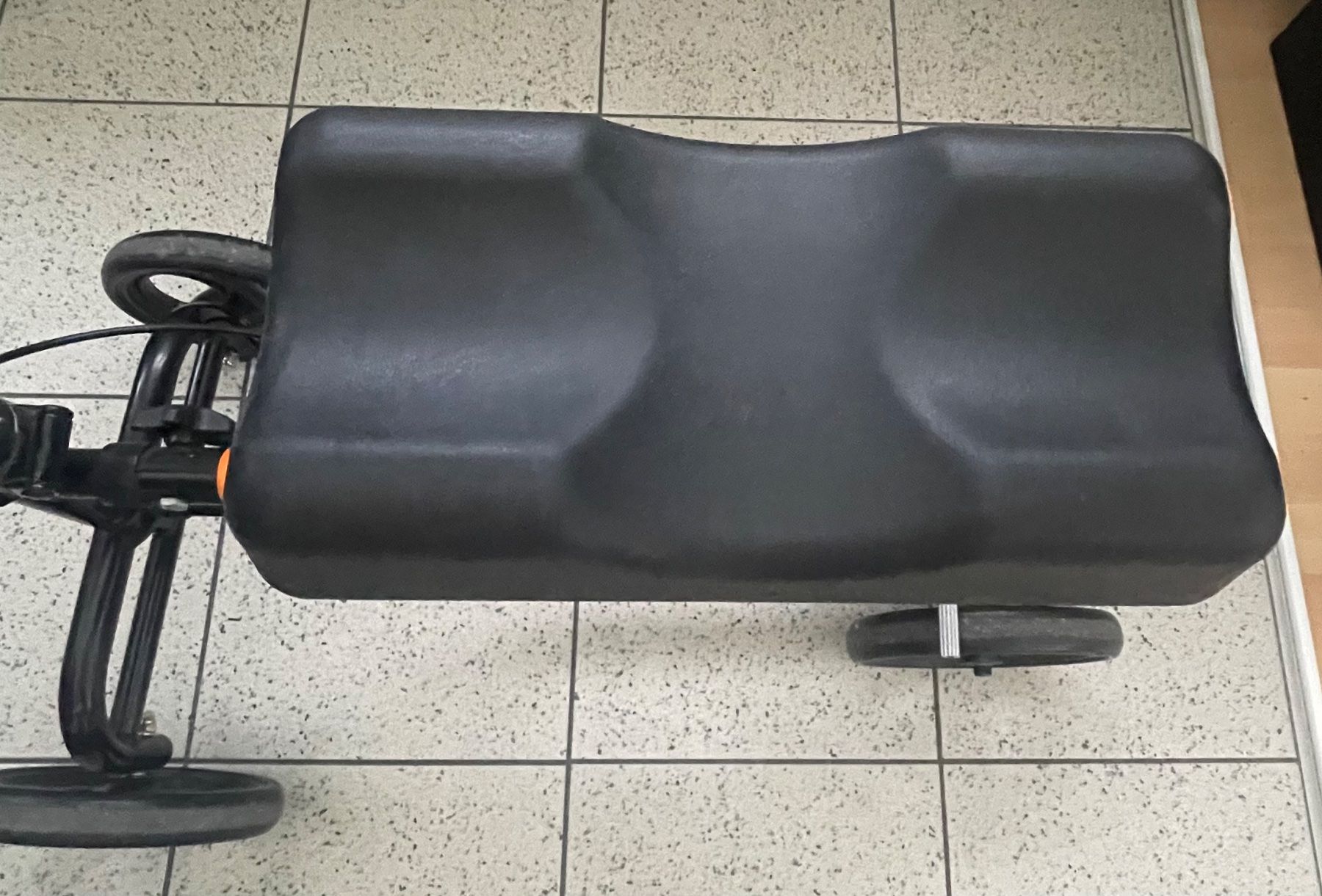 Ausili per la deambulazione: Knie Roller / Walker – Usato da Wila venduto da Lokelo 3