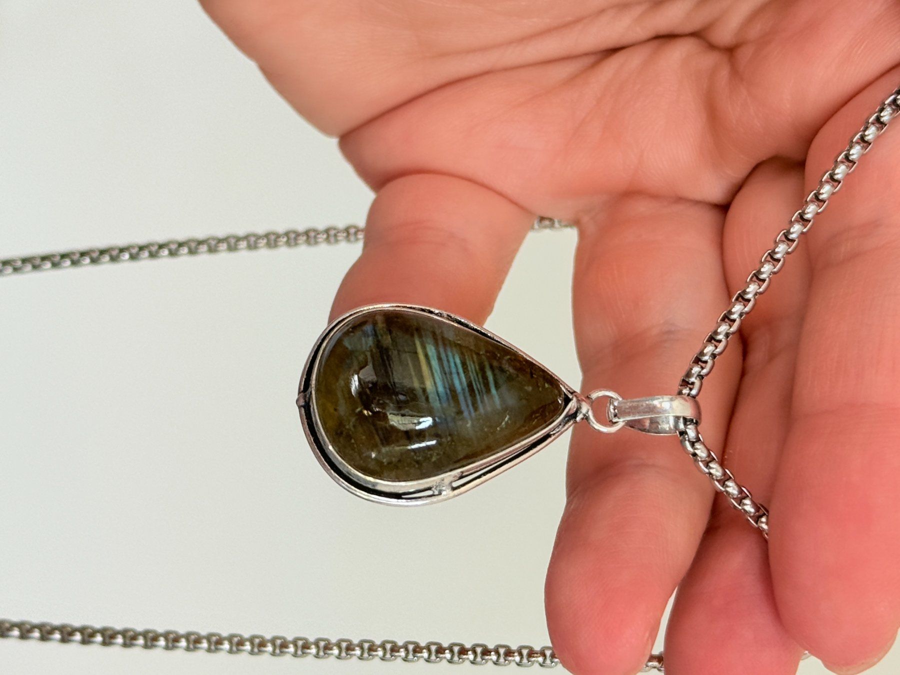 Catenine: Collier avec pendentif labradorite forme goutte – Nuovo e nell'imballaggio originale da Genève venduto da AGBERG 4