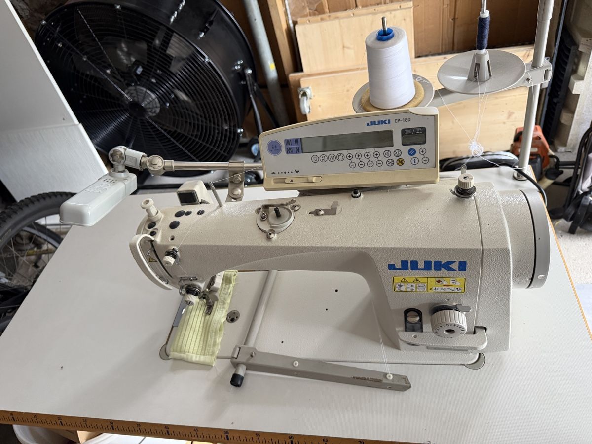 Juki Nähmaschinen: Macchina Yuki da cucire professionale – Gebraucht aus Bellinzona von TesicS