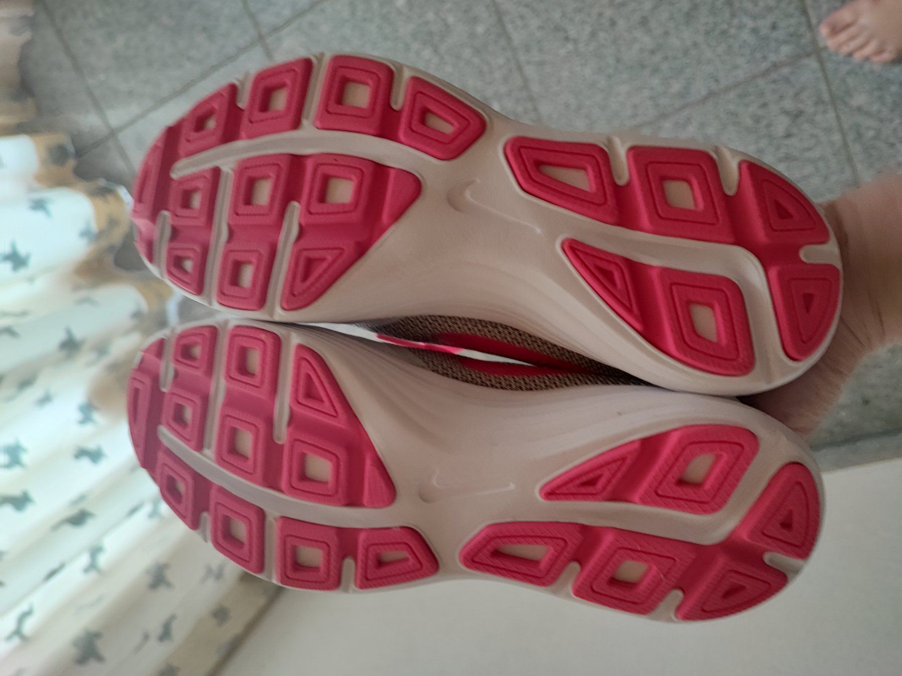 Nike Scarpe per ragazze: Nike Turnschuhe Gr. 37.5 NEU – Usato da Grabs venduto da Margelchopf1 2