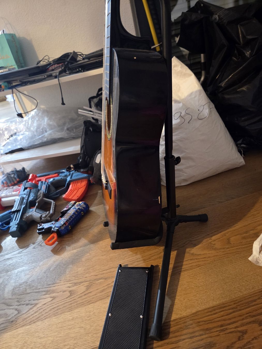 Musikinstrumente: Guitar with stand and footrest – Neu (gemäss Beschreibung) aus Zürich von rug_25bs 1