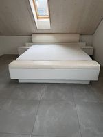 Elegantes Doppelbett mit Seitenkomoden