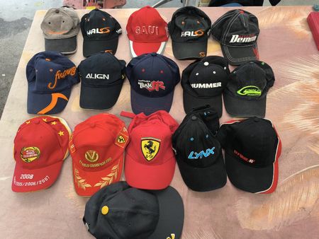 Lotto di 19 cappellini da baseball vari