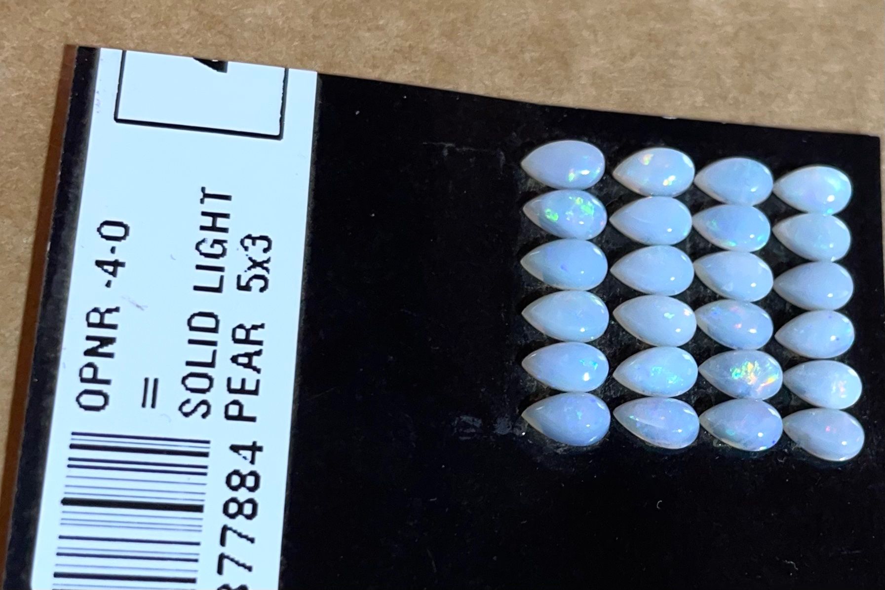 Fossili: 24 Stk  Cabochons Opal  echt winzig neu   SET – Nuovo e nell'imballaggio originale da Leuggern venduto da gemshow 3