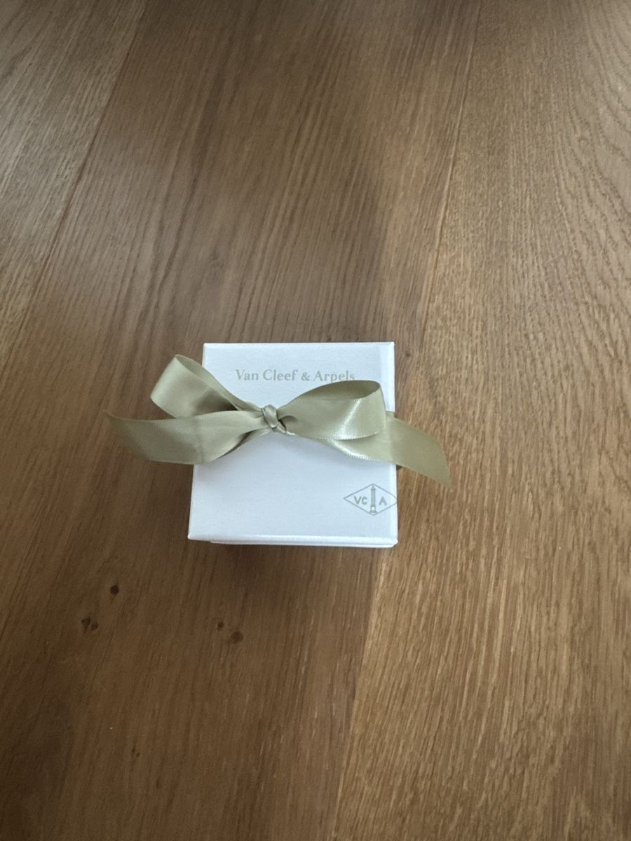 Sonstige Dekorationen & Accessoires: Van Cleef & Arpels Geschenkbox – Neu (gemäss Beschreibung) aus Volketswil von Jan.17