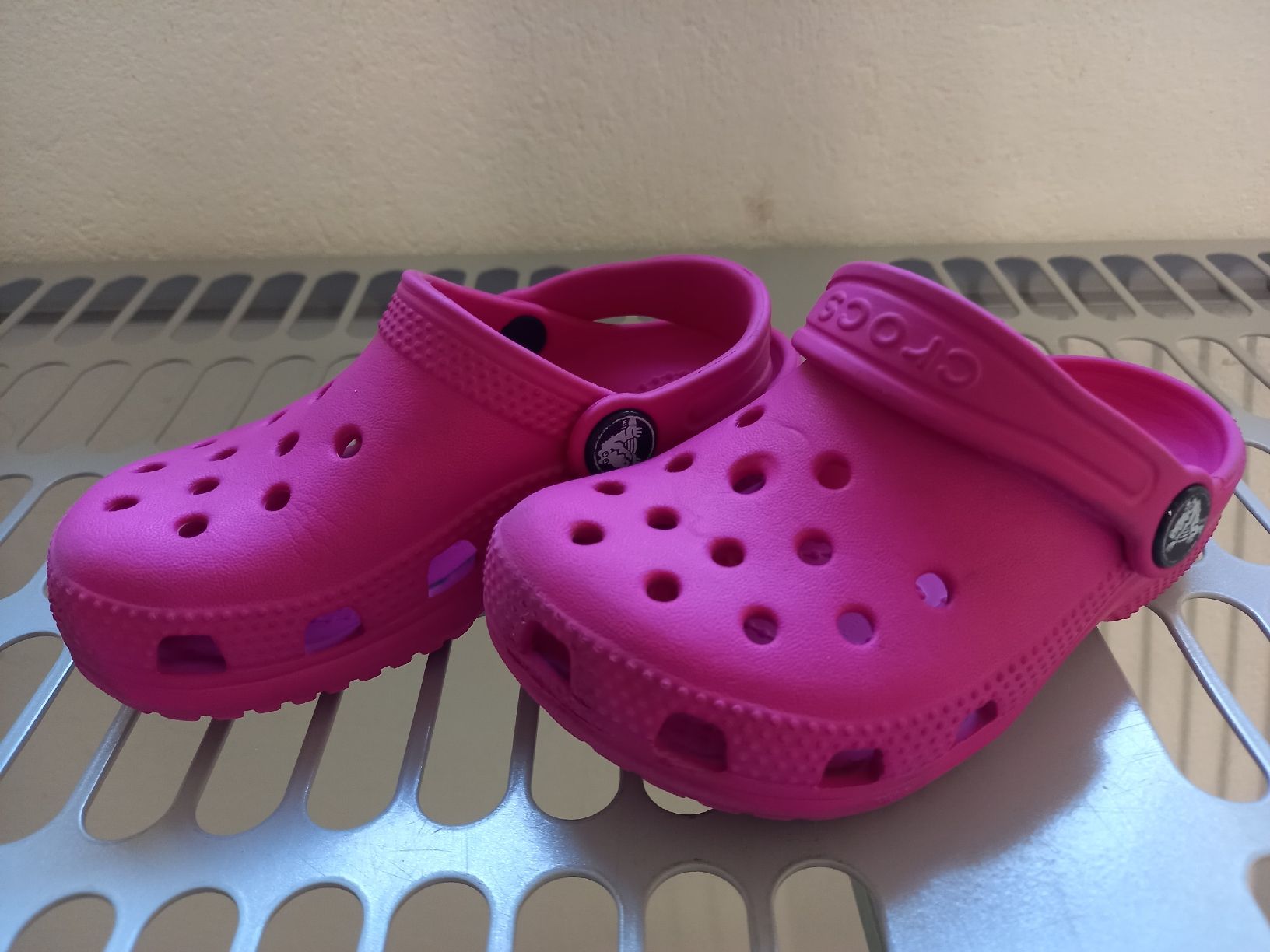 Schuhe für Jungen: Crocs Clogs Kinder "fuchsia" Grösse C8 – Gebraucht aus Zürich von HansBald 1