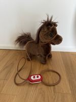 Süsses Plüschpony, wiehert und läuft auf Knopfdruck