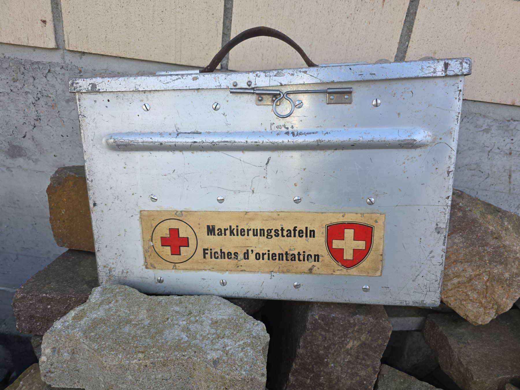 Schweizer Armee Insegne: Schweizer Armee Markierungstafel-Kiste / Wegweiser / Jalons – Usato da Obermumpf venduto da oiskypoisky