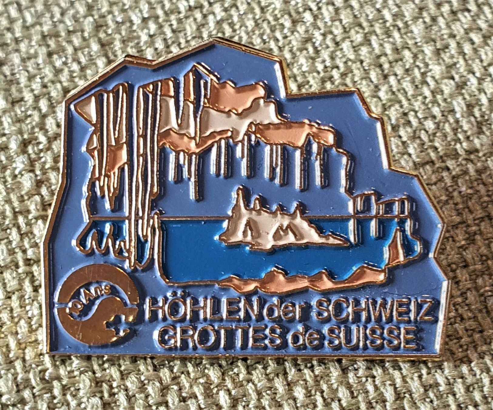 Placchette & Badge: E976 - Pin Höhlen Grottes Schweiz Suisse – Usato da Reinach BL venduto da Boston-Verkauf