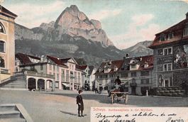 Schwyz, Rathausplatz belebt, gelaufen 1905, Wehrli-Verlag