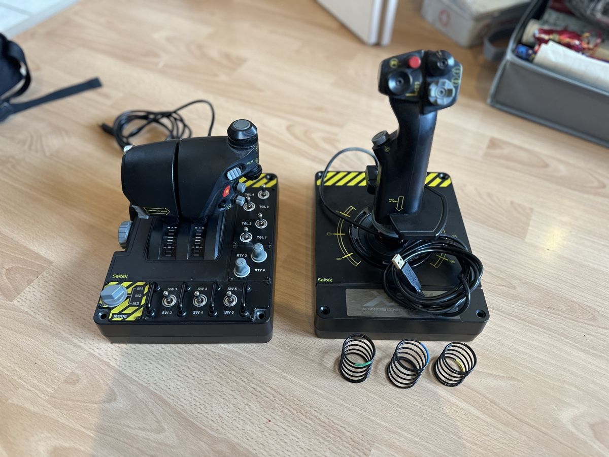 Saitek Controller: Saitek X52 Flight Control System Joystick Schubregler – Usato da Walterswil (BE) venduto da RoHo-81