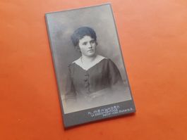 SCHWIIZER FRAU DAZUMAL - JEUNE FEMME - LA CHAUX-de-FONDS