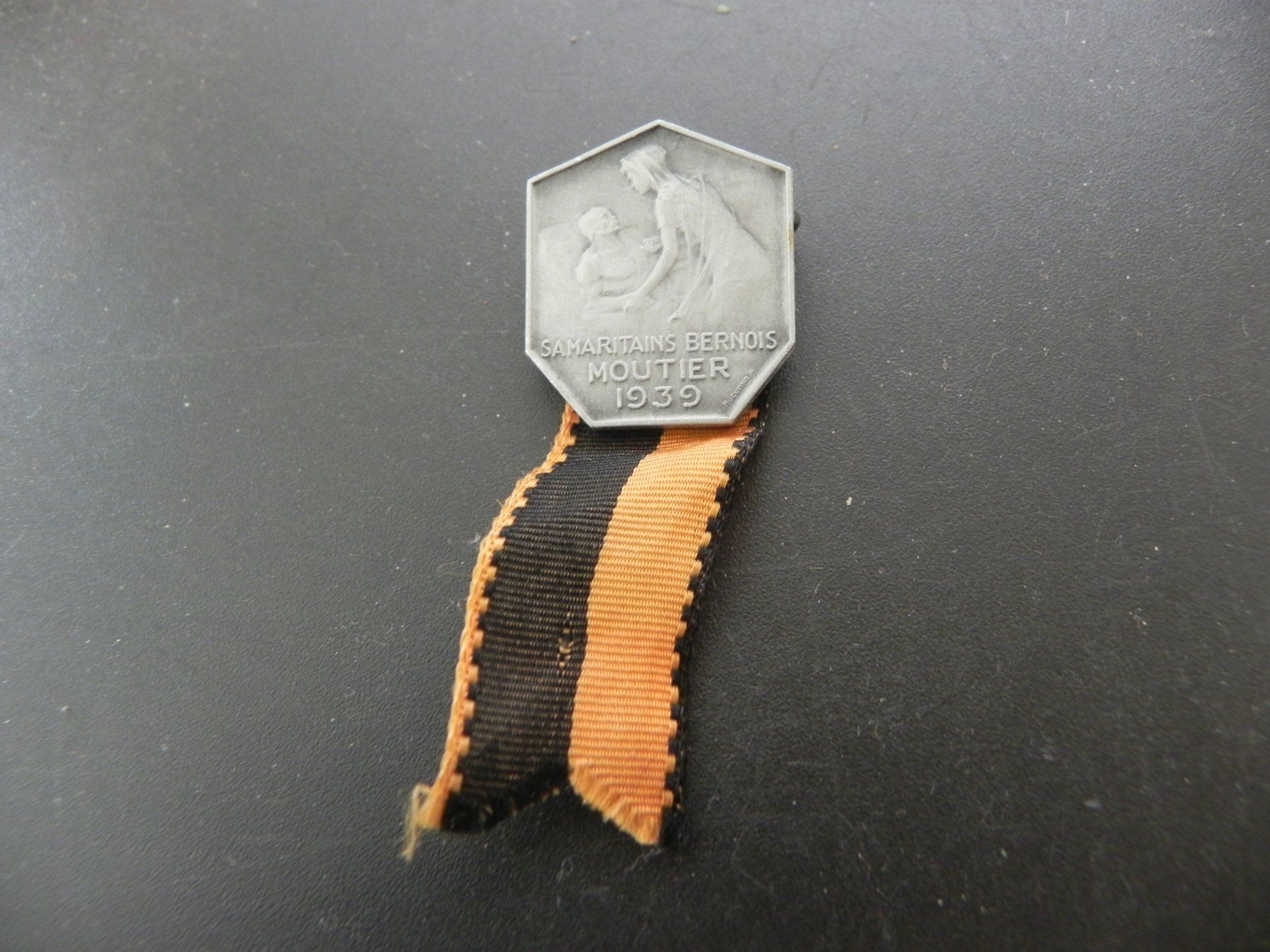 Broschen & Nadeln: Insigne Samaritain Bernois Moutier 1939 – Gebraucht aus Biel/Bienne von Gogolozi