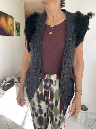 Gilet Drykorn tricoté gris avec détails fourrure noir
