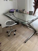 Schreibtisch mit Glasplatte
