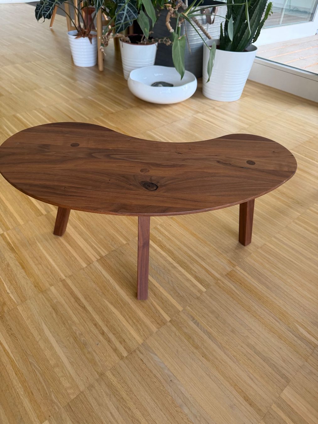 Tables: Reseda Couchtischchen oder Nachttischchen Nierenform – D'occasion à Zürich par idemehore