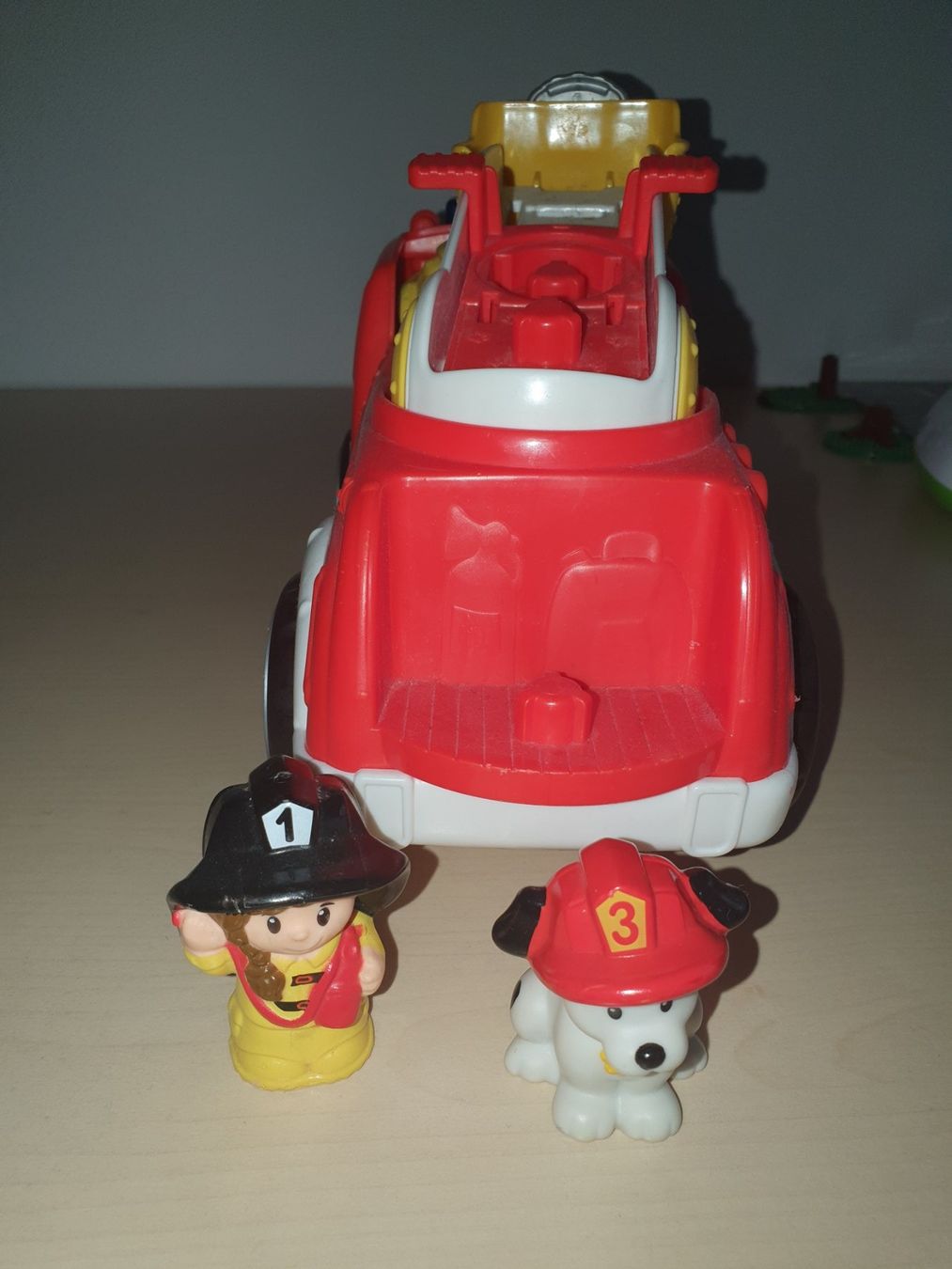 Jouets: Feuerwehrauto mit Figuren – D'occasion à Altendorf par MiriCaj 3