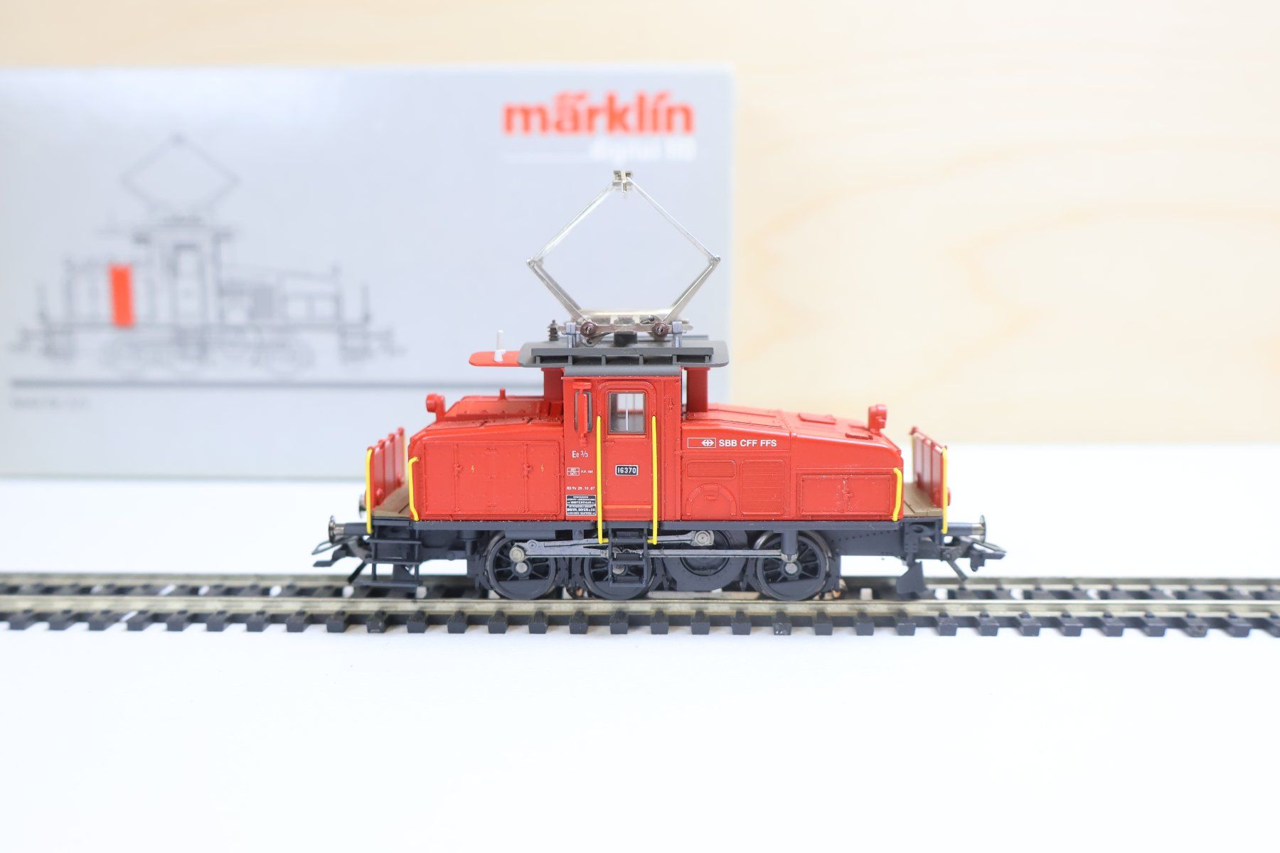 Märklin Modelleisenbahnen: Märklin SBB Ee 3/3 E-Lok - Digital 36330 – Gebraucht aus Winterthur von Monstera 1