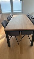 Massivholztisch mit Metallfüssen – guter Zustand