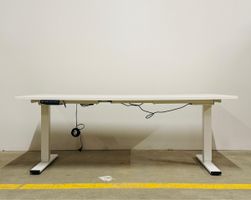 Höhenverstellbarer Bürotisch, weiss (8 Stk. an Lager)