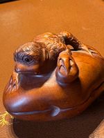 Netsuke Frosch und Muschel mit Perle aus Buchs geschnitzt