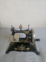 alte kleine mechanische Nähmaschine mit Handkurbel